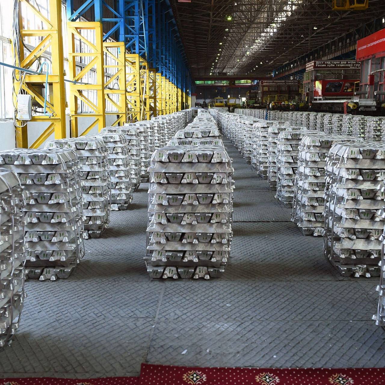 LME Aluminium Holds Above $3,200: What Late-September Strength Means for Aluminum Buyers